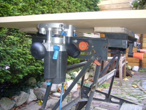 Oude frees onder oude tafel